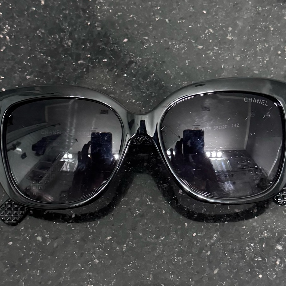CHANEL Black Oversized Round-Edge Sunglasses